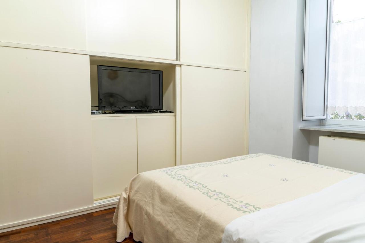 Deluxe Apartment With Garden In Vomero Napoli Bagian luar foto